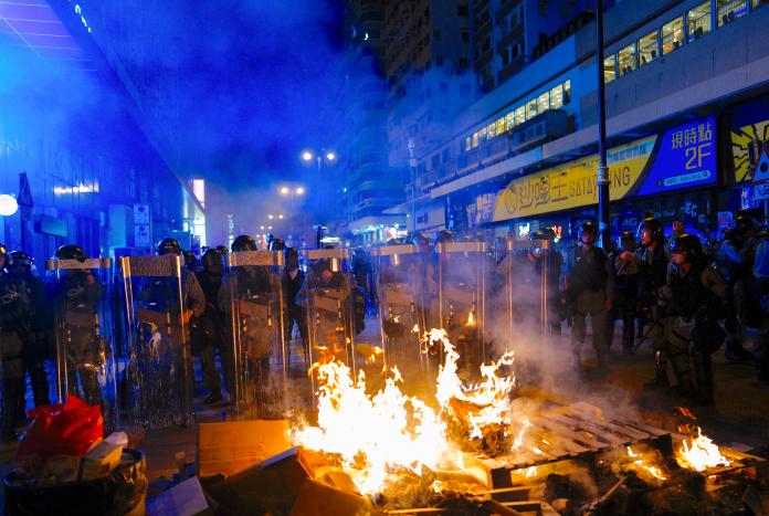 旺角深夜竄火苗！示威者縱火攔路　警再祭布袋彈及催淚煙
