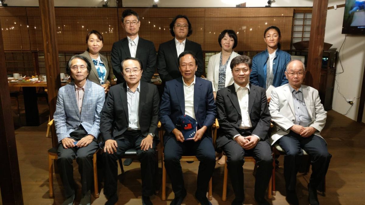 ▲郭台銘po出「賓主盡歡」照，被外界認為是在與韓國瑜較勁？為此，郭辦表示，郭先生創業也是守時擺在前頭。（圖／取自郭台銘粉絲專頁）