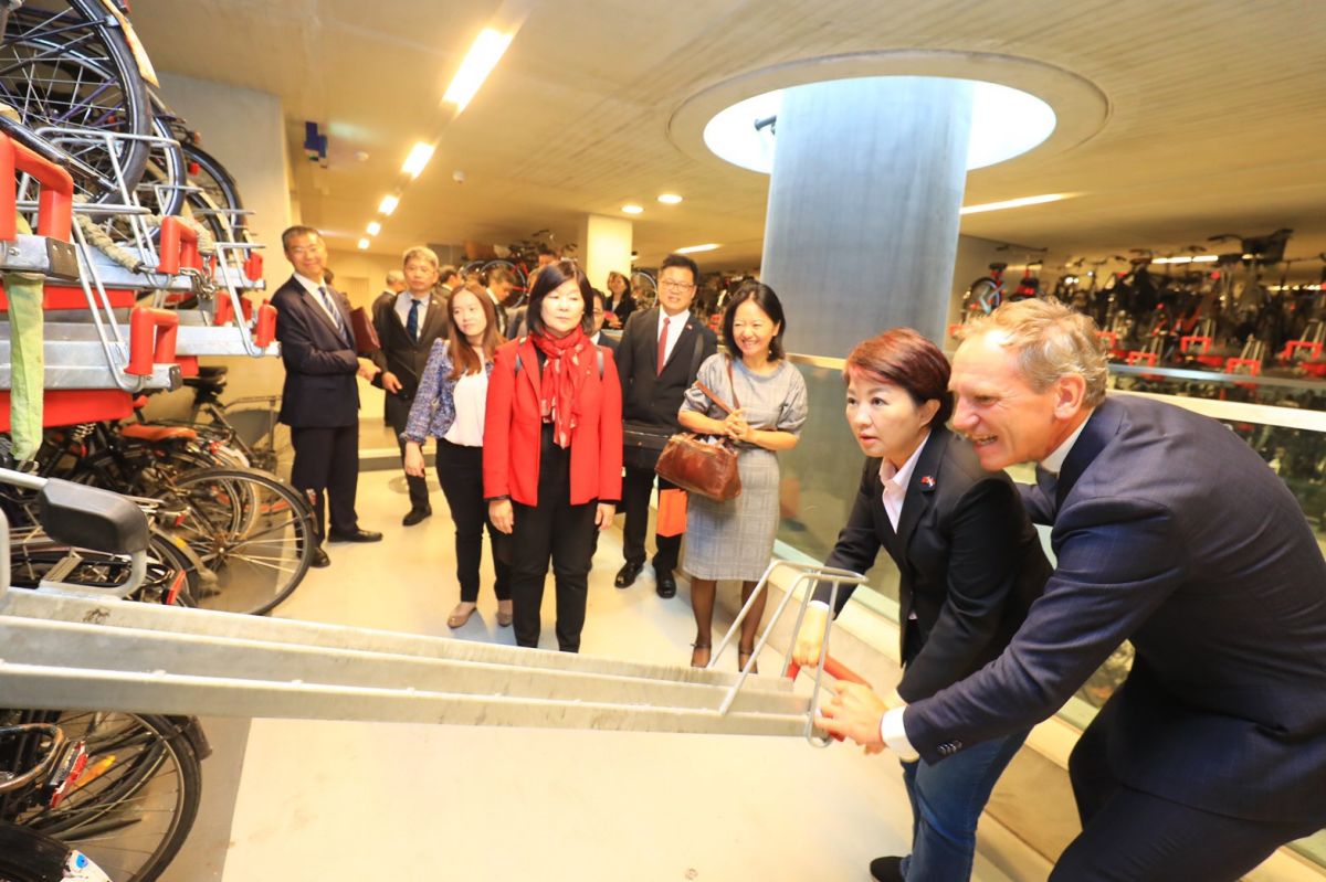 ▲台中市長盧秀燕參訪烏特勒支市自行車停車場。 (圖／新聞局提供2019.9.7)