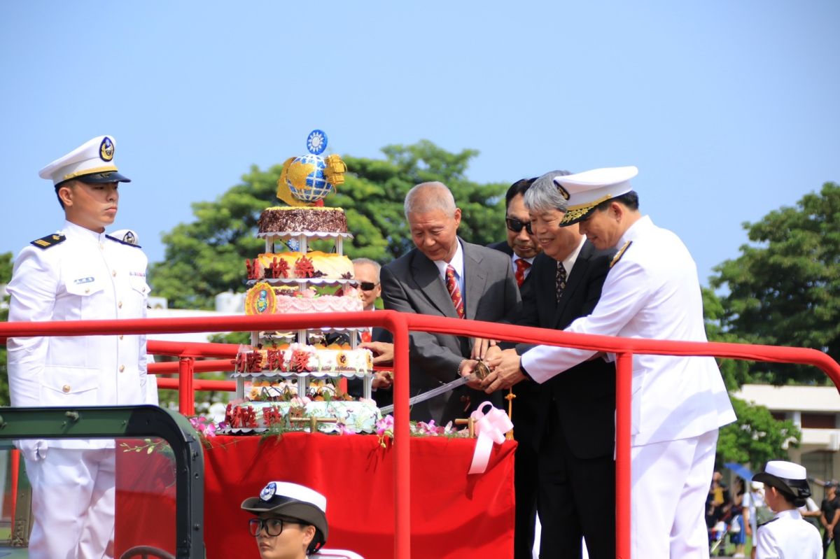 ▲海軍陸戰隊慶祝成軍72週年隊慶，在指揮官王瑞麟將軍與陳邦治將軍、許鴻聲將軍的切糕為儀式中為活動揭開序幕。（圖／海軍陸戰隊提供）　　