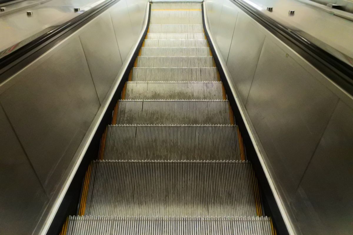 ▲專家解惑，電扶梯刷毛其實有 2 大功能。（示意圖／取自 photoAC ）