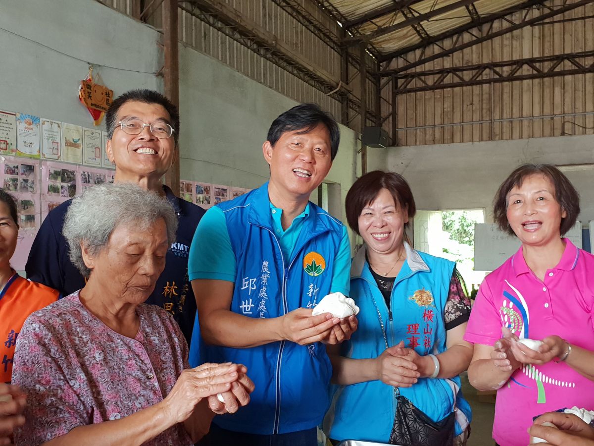 ▲農業處長邱世昌(左二)與縣議員林思銘助理陳華芳(左後)等人參與橫山豆豆節。（圖／新竹縣政府提供）