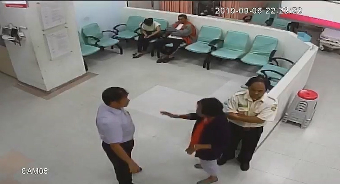 ▲金門衛生局長(圖前左)昨晚驚傳在金門醫院急診室施暴。（圖／讀者提供）