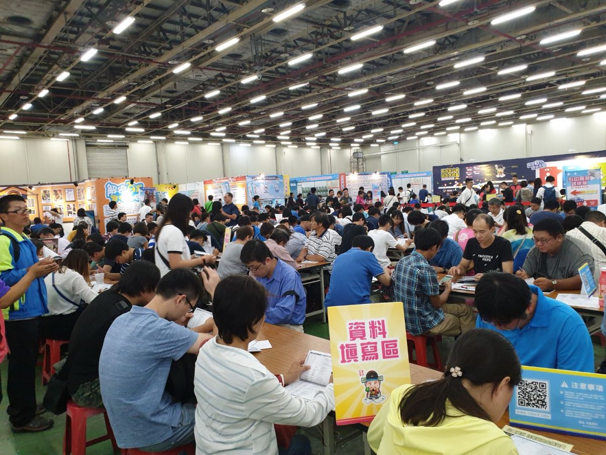 ▲台中市勞工局今天舉辦就業博覽會，因規畫有高薪區及台商回流區，吸引滿滿求職人潮。（圖／金武鳳攝，2019.9.7)