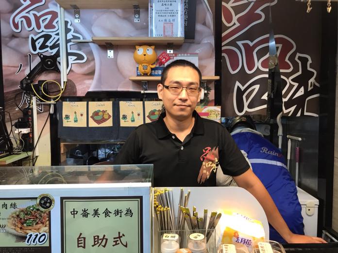 ▲班姓老闆在台北松山中崙市場經營特色麵攤，他近1年多以來從父親手上接手30年老招牌。（圖／記者賴志昶攝）