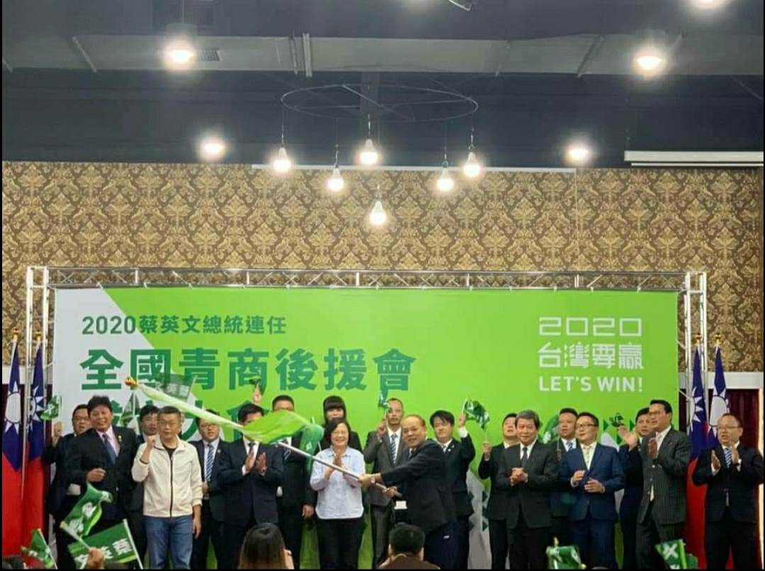 ▲總統蔡英文授旗給全國青商後援會召集人蔡世寅。(圖／柳榮俊攝2019.9.7)