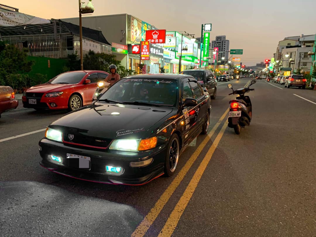 ▲台南一名男子駕車停紅燈時，遭對向闖紅燈的機車擦撞，事後還被告。（圖／記者陳聖璋翻攝）