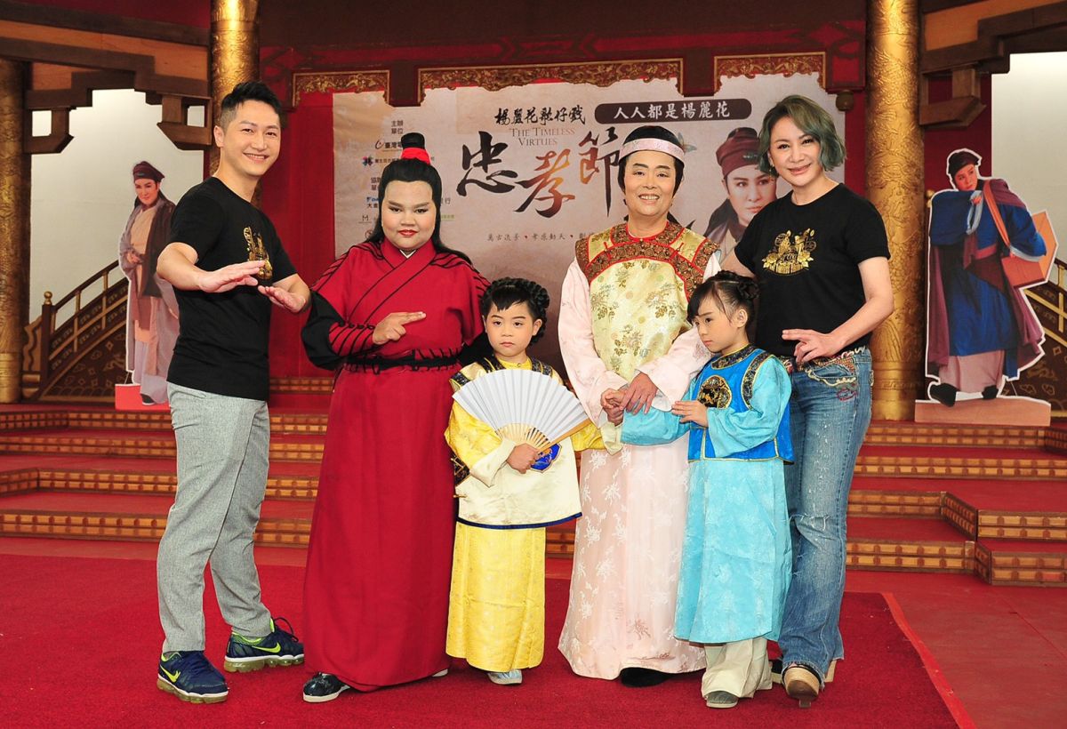 ▲陳亞蘭（右）與台視主播郭于中（左），與參賽最大年紀的民眾，以及年紀最小小朋友、從峇厘島飛來的參賽者合影。（圖／台視）