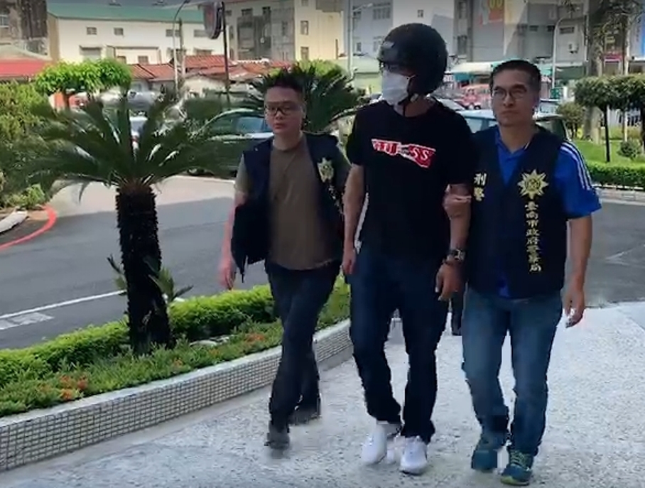 ▲向警方投案的陳姓主嫌。（圖／記者陳聖璋翻攝）