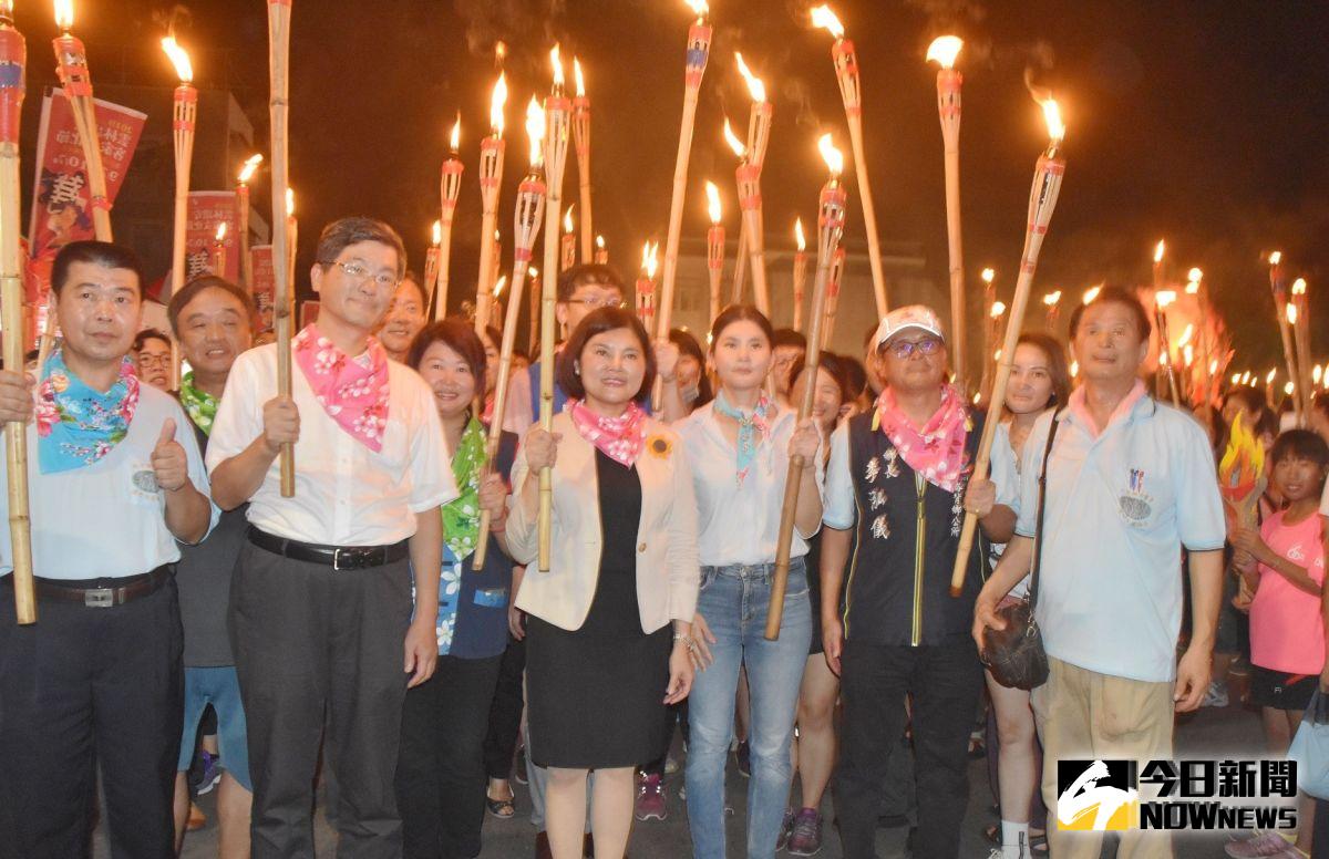 ▲縣長張麗善與鄉長李泓儀帶領來賓及民眾舉「澹仔火」踩街，場面熱烈。（圖／記者郭春輝攝，2019.09.07）