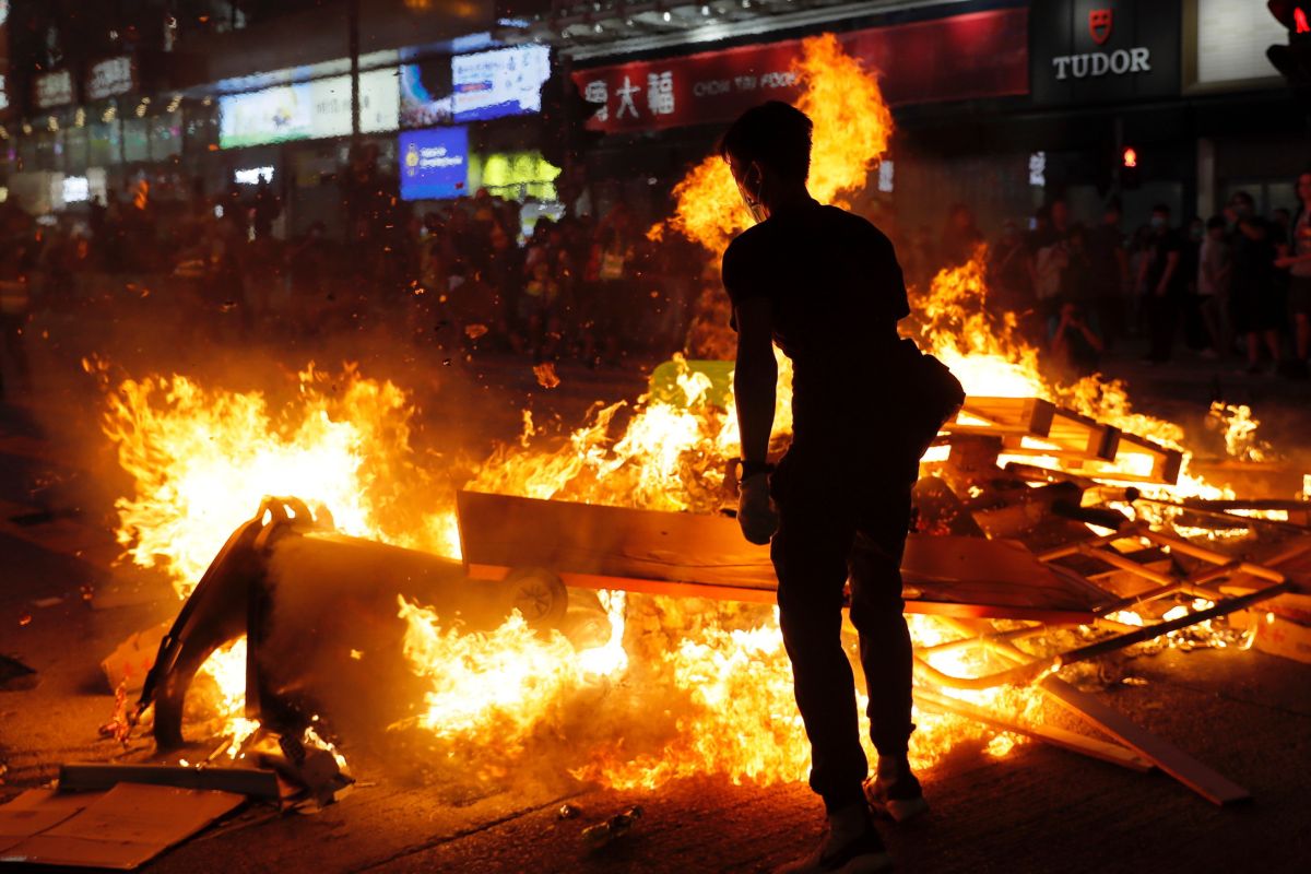 ▲香港示威民眾在旺角警署外燃燒雜物。（圖／美聯社／達志影像）