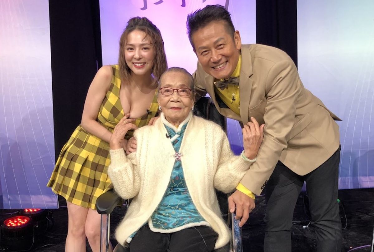 ▲主持人徐乃麟、熊熊和
97歲的梁美娥合照。（圖／東風衛視提供）