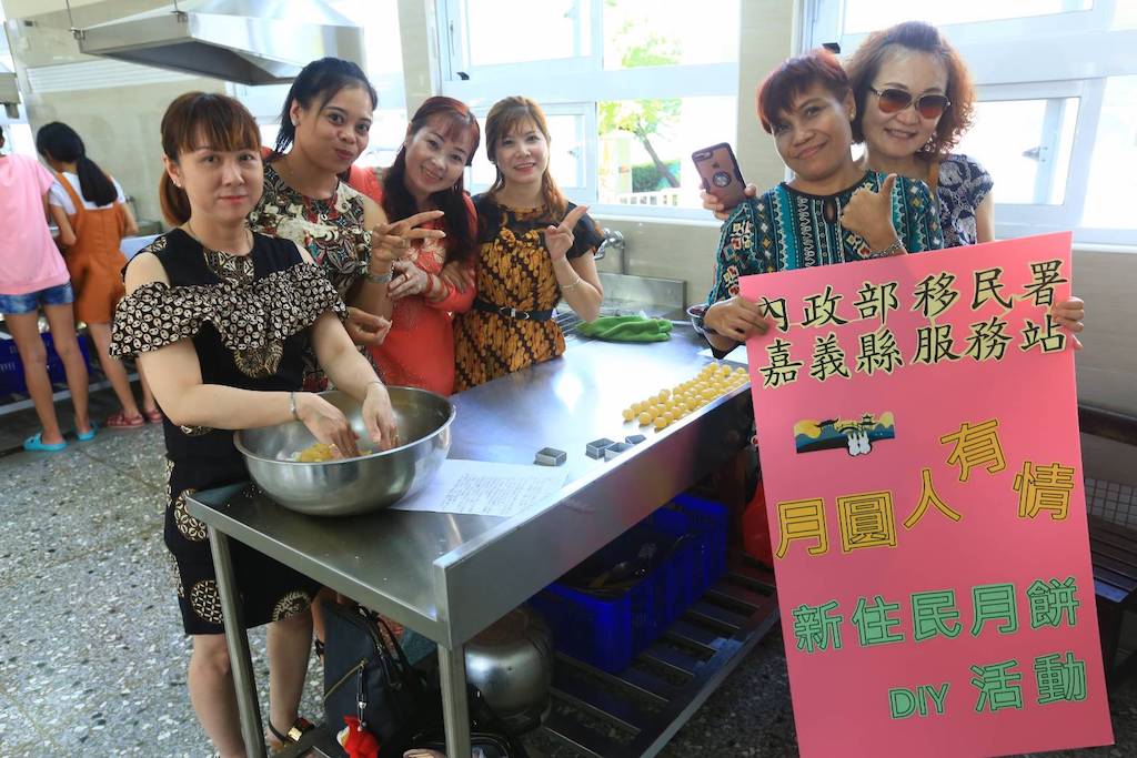 ▲移民署嘉義縣服務站為讓愛無國界，辦新住民DIY做月餅，同時分享愛給安仁家園弱勢的院童。（圖／移民署嘉義縣服務站提供）