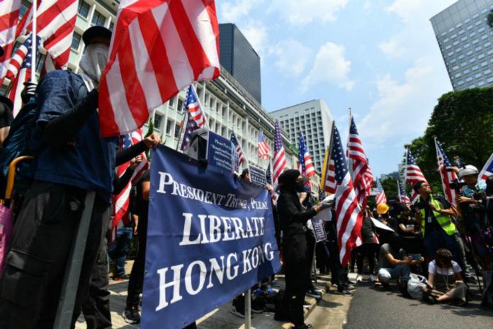 ▲香港反送中示威者在遮打花園祈禱會後，遊行至美國駐港總領事館。（圖／翻攝巴士的報）