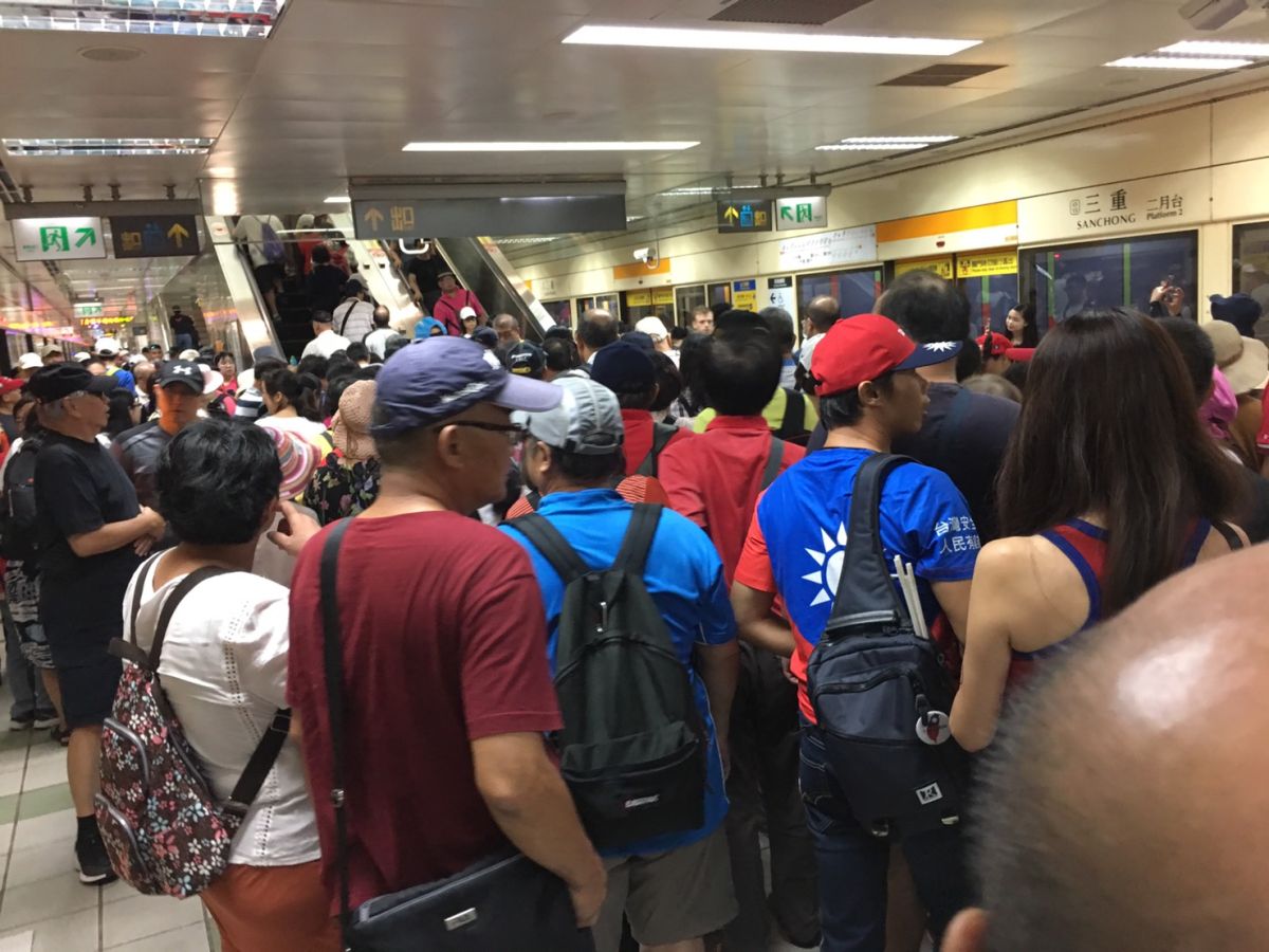 捷運一到戰，便有不少韓粉下車，等著前往會場。　（圖/記者吳承翰攝)