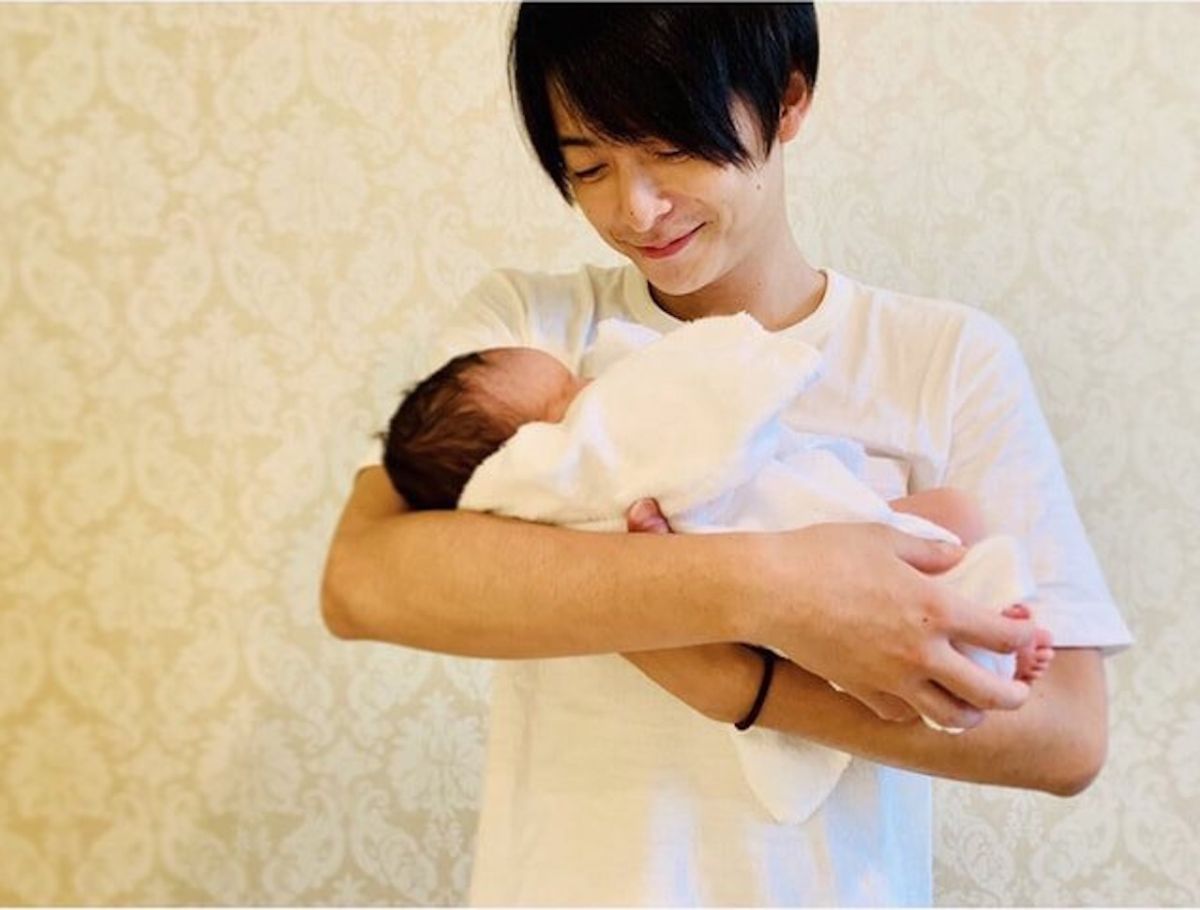 ▲小池徹平抱著兒子。（圖／翻攝微博）