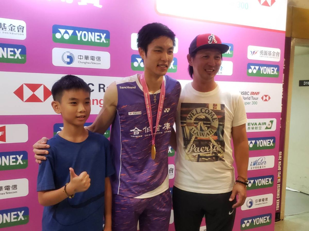 羽球一哥周天成和前職棒球星高志綱合影。（圖／黃建霖攝）