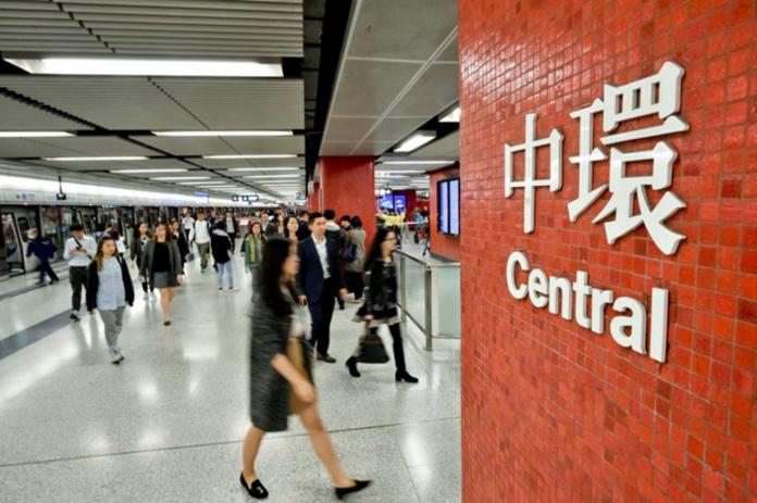 ▲港鐵在下午約4時表示，因應車站的突發情況，經風險評估，為確保乘客、員工及鐵路設施安全，中環站現已暫時關閉。（圖／翻攝巴士的報）