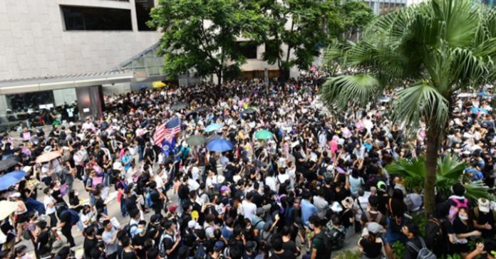 ▲香港網友 8 日下午在中環集會及遊行，促請美國國會盡快通過《香港人權與民主法案》。（圖／翻攝巴士的報）