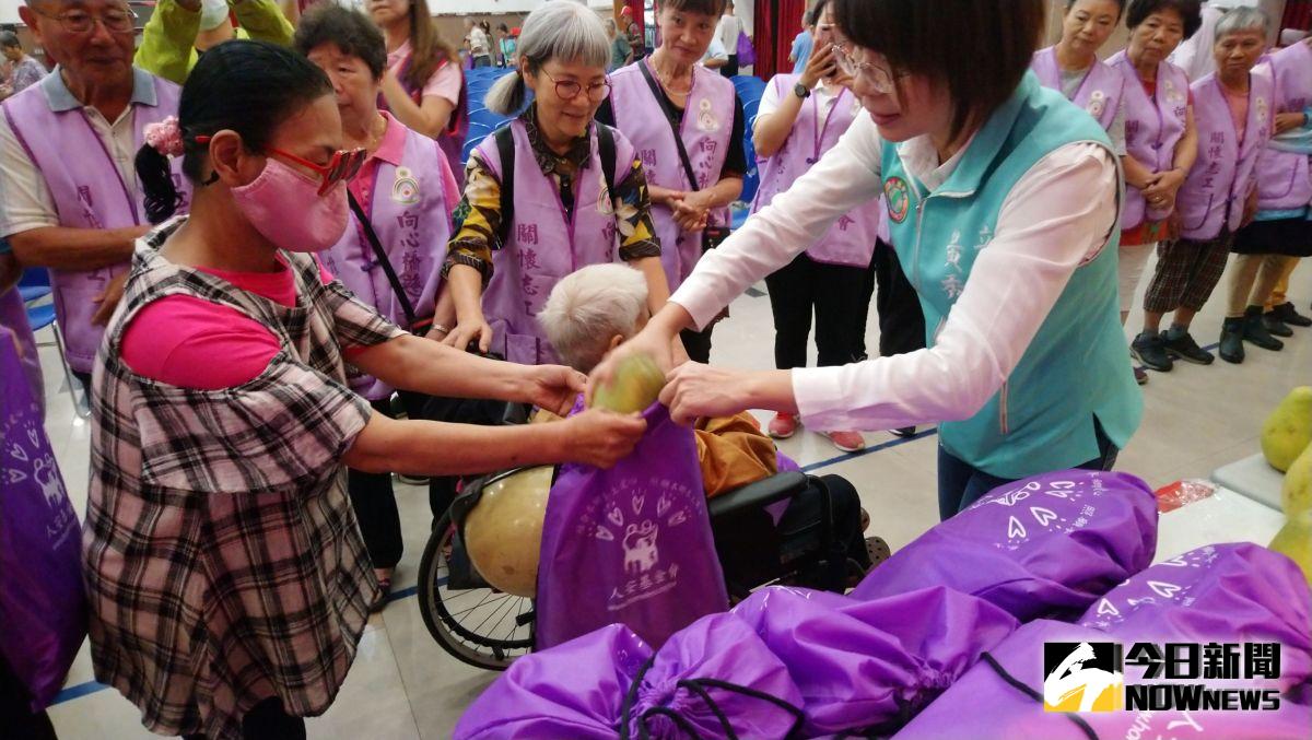 ▲人安基金會彰化平安站辦理「寒士慶中秋」活動，立委黃秀芳贈送文旦柚給參加活動的民眾。（圖／記者陳雅芳攝，2019.09.08）