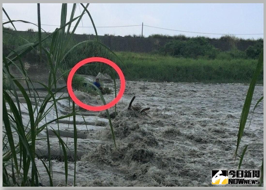 ▲釣客受困攔水壩上的消波塊間（紅圈處）。（圖／雲林縣消防局提供）