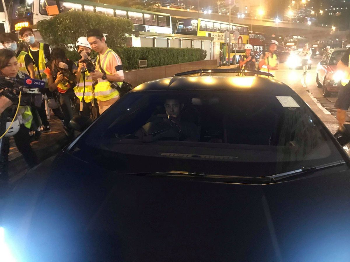 ▲香港天王郭富城駕著跑車，受困銅鑼灣，不少示威者開心與他合照。（圖／翻攝熱血時報）