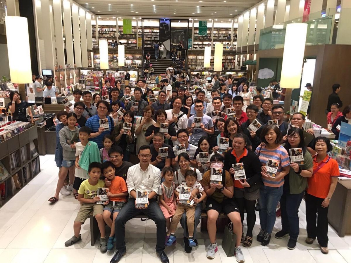 ▲高雄市政府消防局服務、有打火哥之稱的蔡宗翰，在高雄新書分享會時與讀者合影。（圖／蔡宗翰提供）