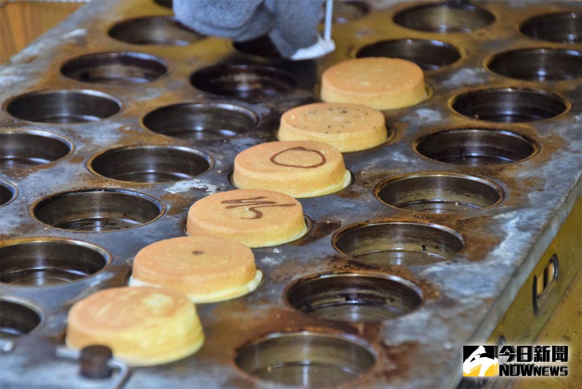 ▲老闆希望研發出100種口味的車輪餅，目前已經有36種混合中西風味的創意車輪餅，讓饕客嘗過之後讚不絕口。（圖／記者張塵攝，2019.09.08）