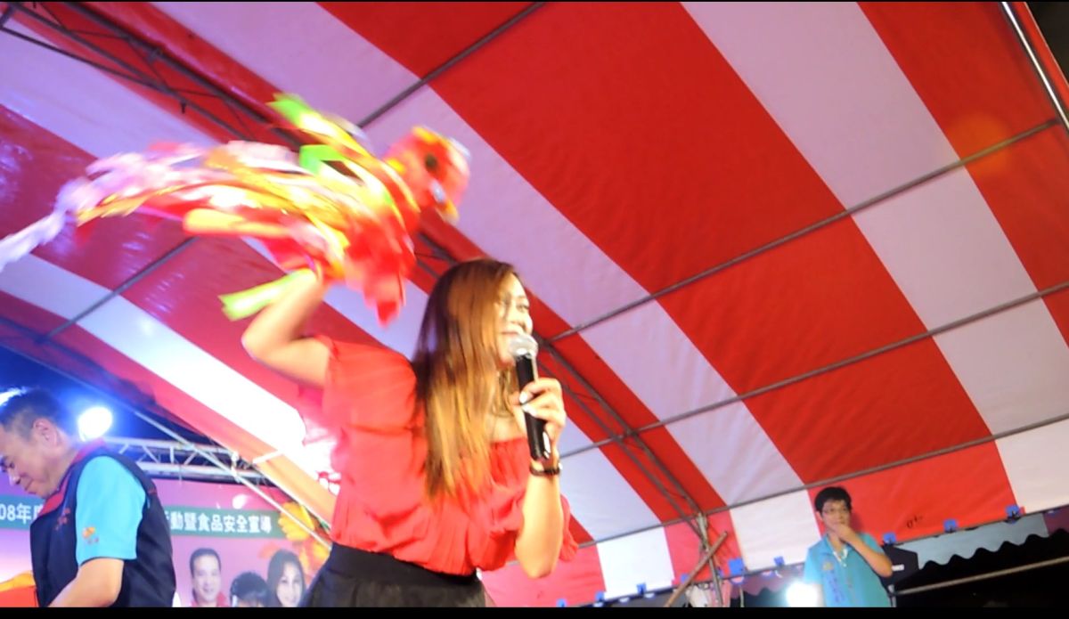 ▲嫦娥拋繡球活動中，將柚子包裝的「繡球」拋給現場民眾接，藝人陳子強也搞笑演出，惹得民眾哈哈大笑。（圖／記者陳雅芳攝，2019.09.08）