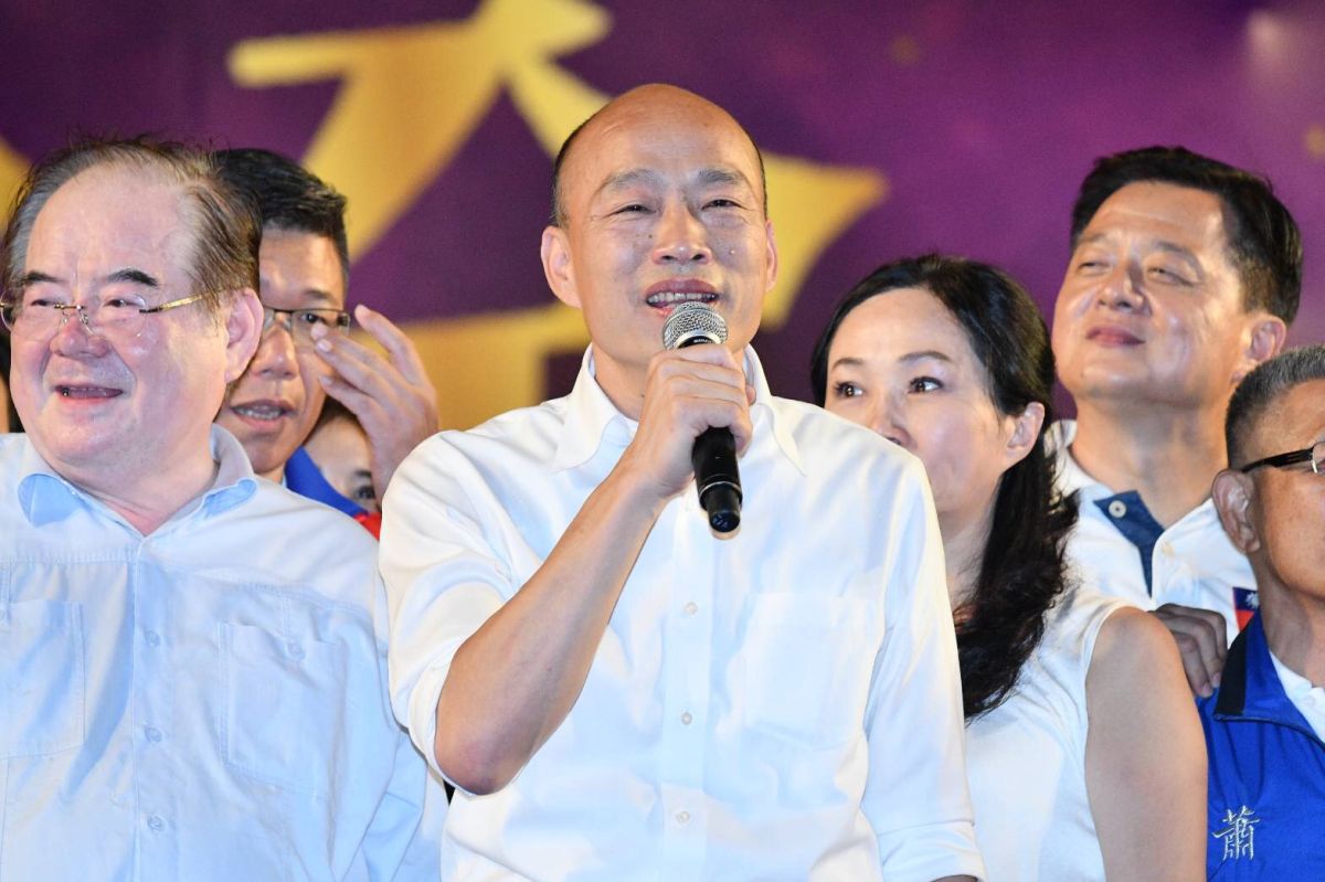 不若往日造勢、跑活動都是身穿藍襯衫，韓今日造勢改穿白衣，他表示是穿給抹黑他的人看的。 (圖/Nownews攝影中心攝)