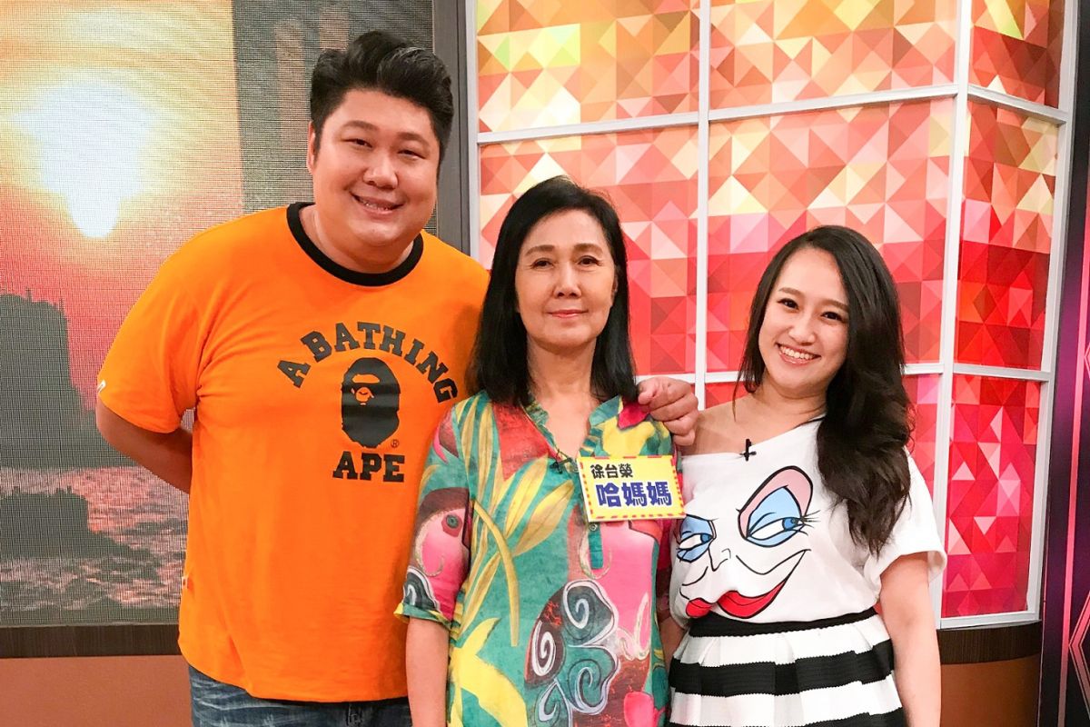 ▲哈孝遠（左起）、哈媽媽、老婆瑄瑄上節目。（圖／衛視中文台）
