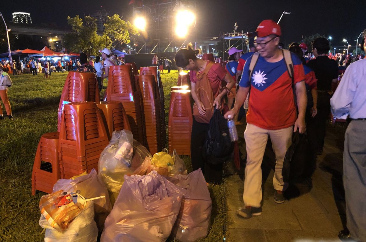 ▲韓國瑜新北市三重造勢活動結束後，韓粉們自發地將垃圾及塑膠以整理集中。（圖／記者陳明安攝, 2019.9.8）