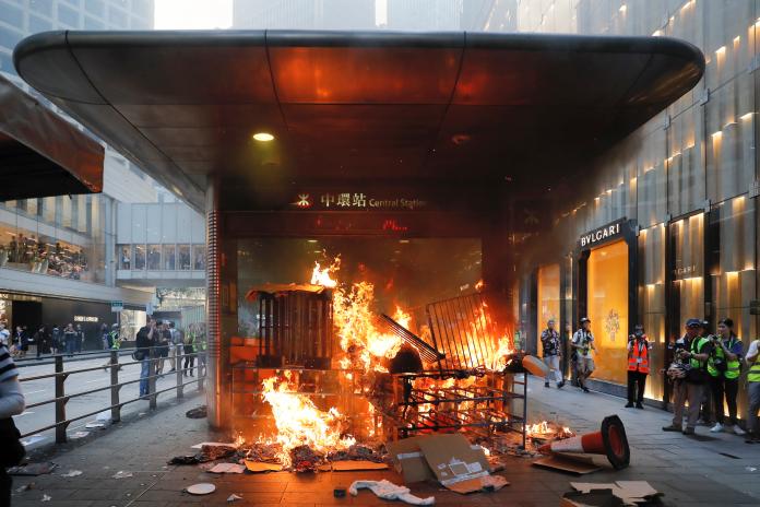 ▲香港 8 日晚間再爆發警民衝突，港鐵宣布關閉數車站。圖為中環站遭縱火照。（圖／美聯社／達志影像）