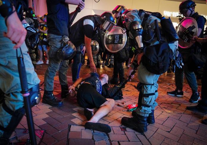 ▲香港 8 日晚間再爆發反送中警民衝突，多名示威者被捕。（圖／美聯社／達志影像）