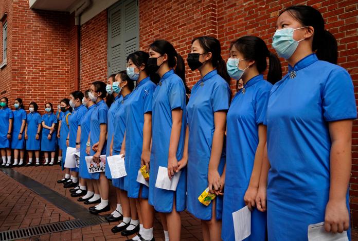 ▲香港 9 日再有多所中學發起聯合抗爭行動。圖為聖保羅男女中學外的人鏈。（圖／美聯社／達志影像）