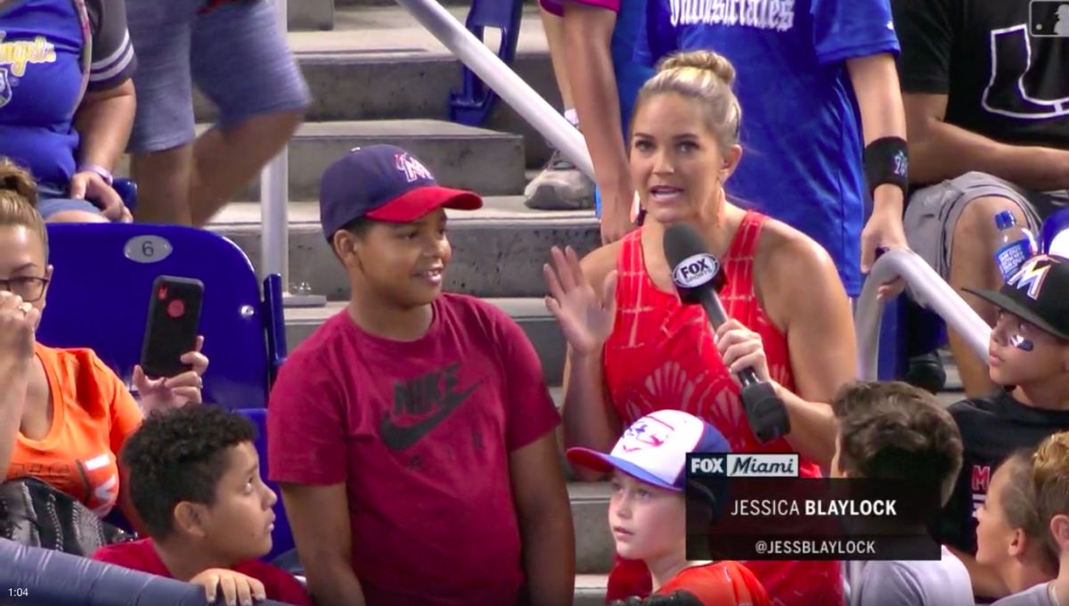 場邊小球迷連接兩顆界外球，接受場邊記者採訪。（圖／取自MLB官網）