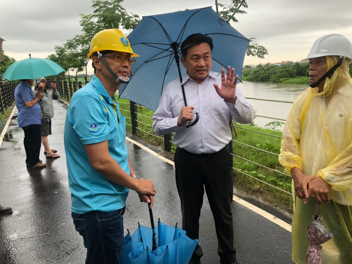 ▲王定宇指出，813那天台南正受到暴雨之苦，洪秀柱全然無感，竟然還提出要論辯「一中同表」。（圖／王定宇服務團隊提供）