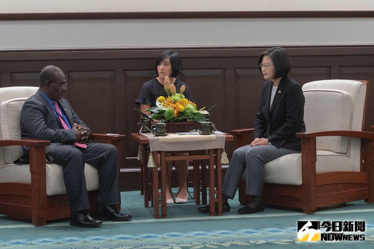 台索邦誼引發國際關注，總統蔡英文9日特別在總統府接見索羅門群島外交部長馬內列，蔡英文強調，「台灣是國際社會上負責任、肯奉獻的夥伴」，這句話不是口號，而是每天在實踐的工作。（圖／總統府提供）