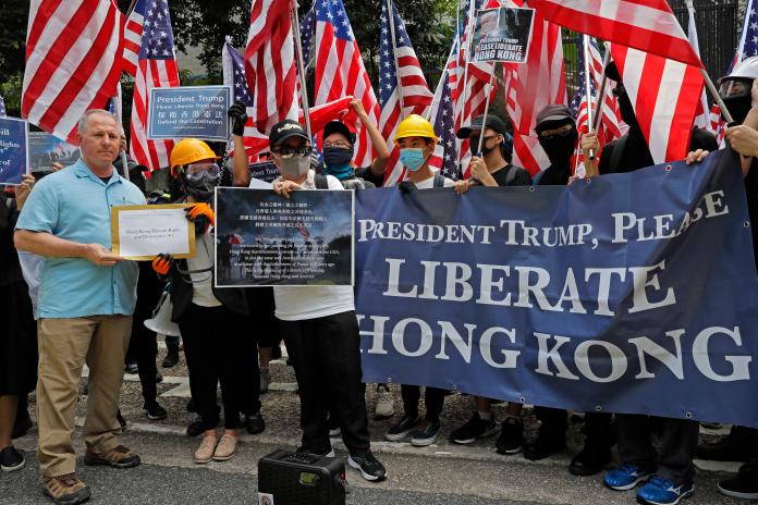 ▲香港反送中示威者 8 日在遮打花園祈禱會後，遊行至美國駐港總領事館，希望美國國會盡快通過《香港人權與民主法案》。（圖／美聯社／達志影像）