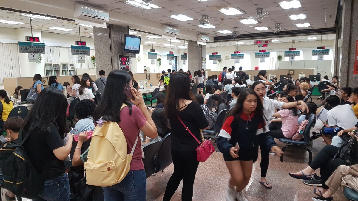 ▲移民署的大廳擠滿國際學生，案件數爆增三倍，平均等候時間超過2小時。（圖／移民署提供）