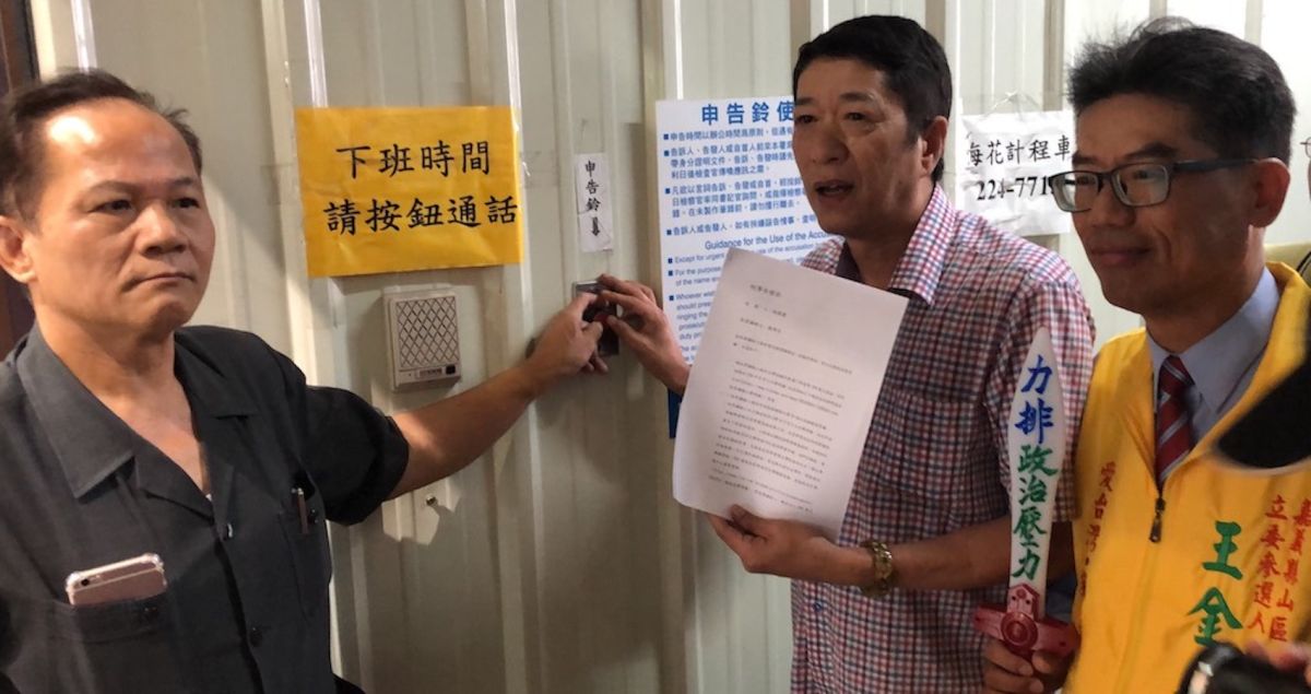 ▲前立委林國慶與前議員王金山等人聯袂按鈴申告在高鐵掉300萬現金的立委陳明文。（圖／讀者李先生提供）