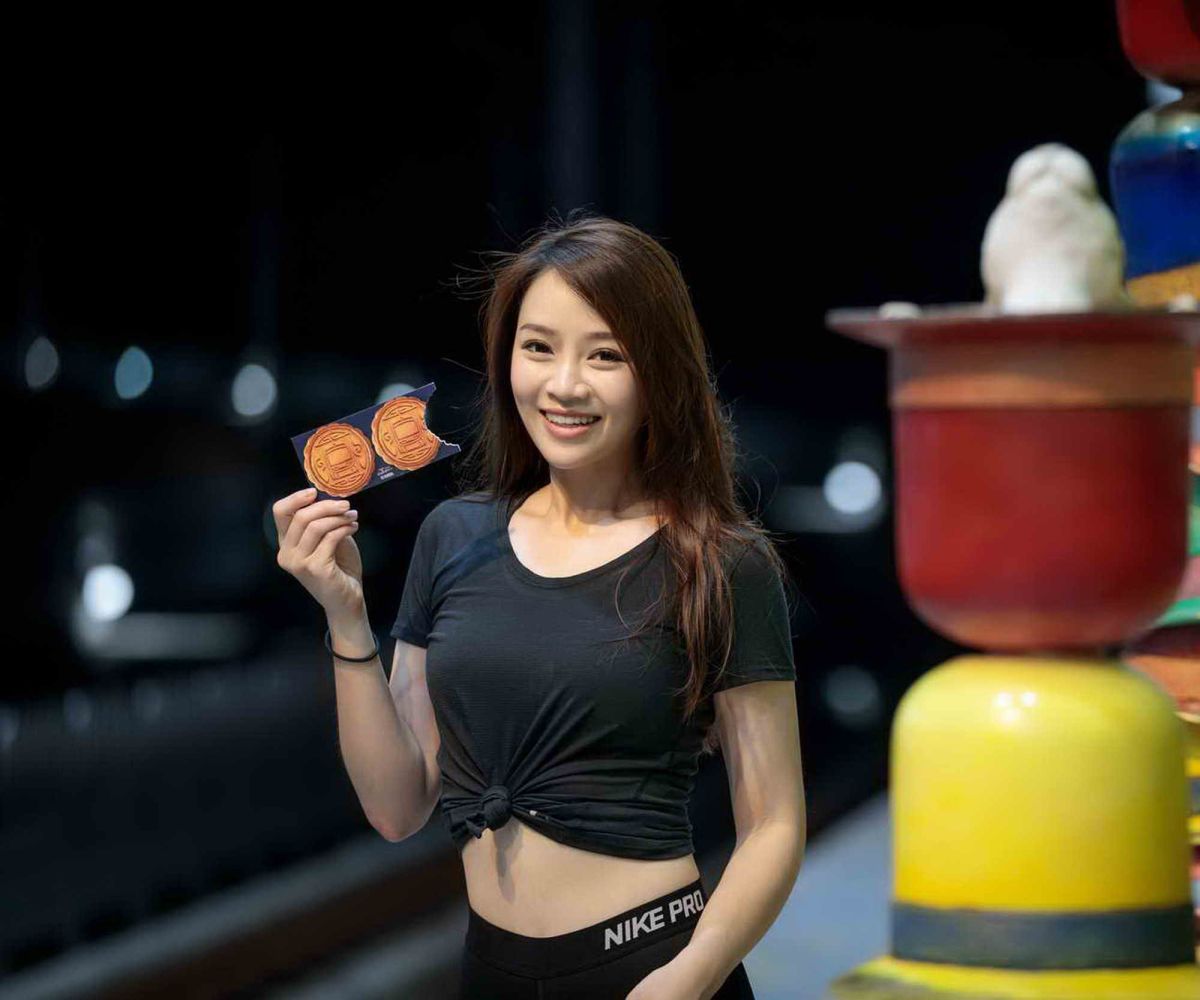 ▲淡海輕軌一日券在中秋連假三天，也以「咬一口月餅」的概念，延伸出的創意趣味的一日券票套。（圖／新北捷運公司提供）