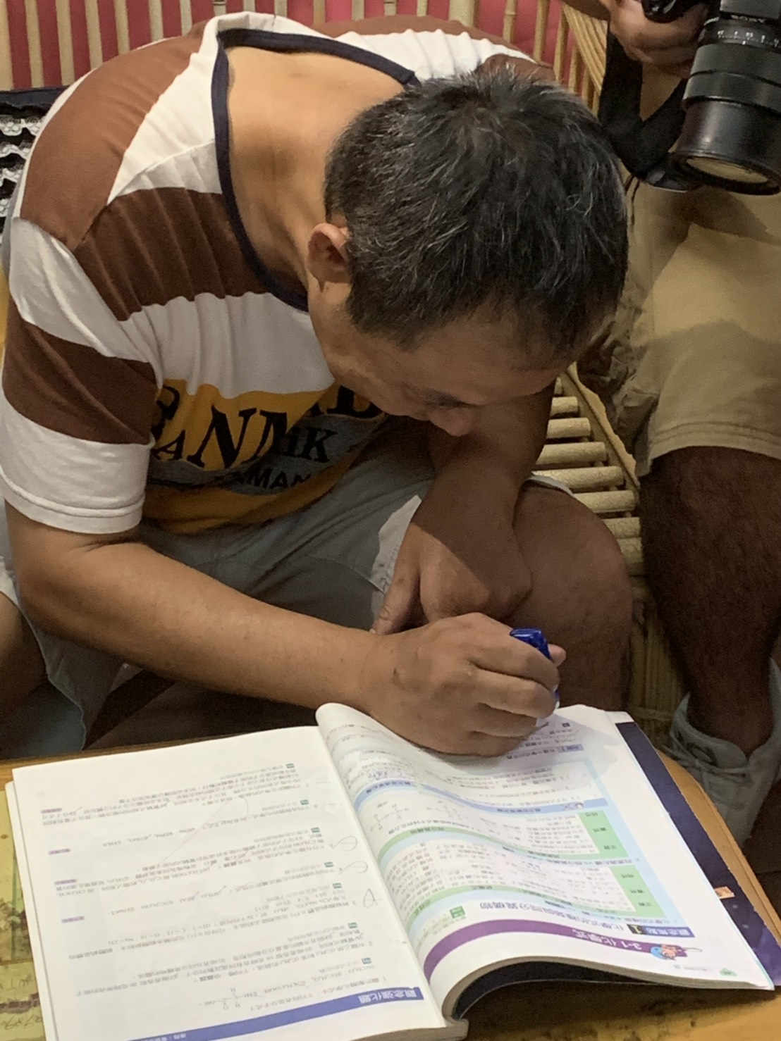 ▲陳泳霖空閒時間就會用立可白塗掉答案，變成二手、可使用的書籍。（圖／新北市教育局提供）