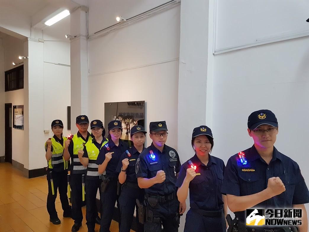 ▲員警配帶「LED肩燈」，夜間值勤更為安全。（圖／記者李清貴攝,2019.09.09)