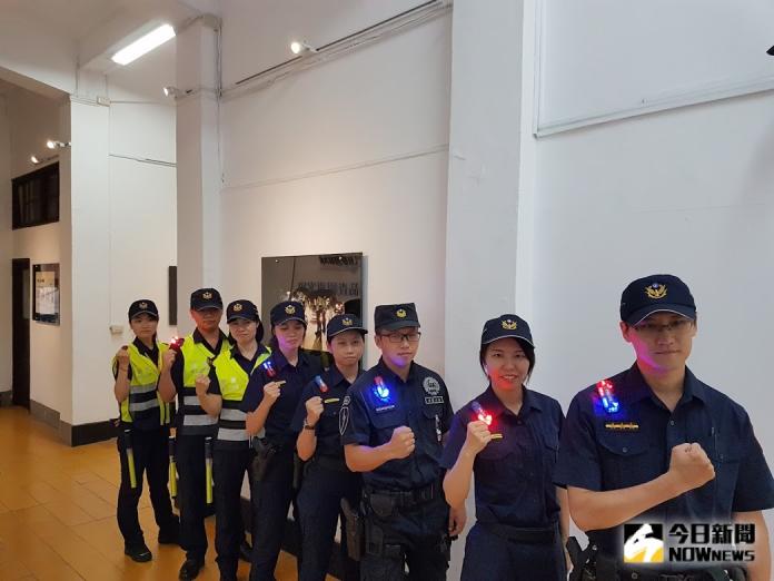 守護員警夜間執勤安全　台中知名餅店捐宜警LED肩燈
