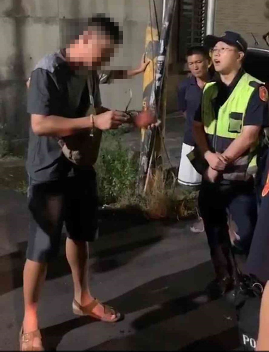 ▲李姓男子酒後心情鬱悶，沿路砸車發洩。（圖／記者陳聖璋翻攝）