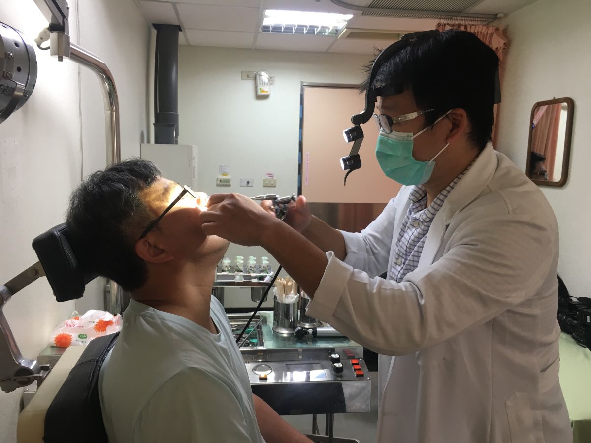 ▲耳鼻喉頭頸外科吳昭寬醫師（右）為病人檢查，圖中非當事患者。（示意圖／南投醫院提供）