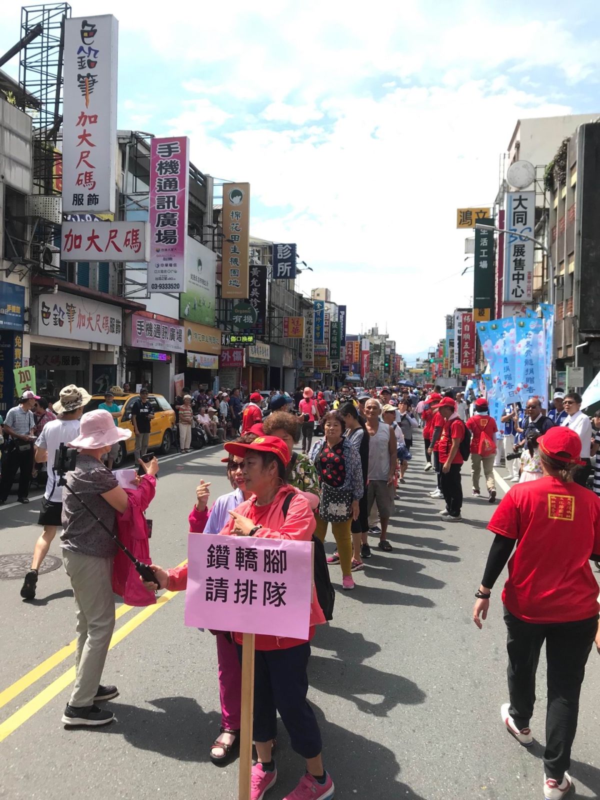 ▲北台灣媽祖文化節民眾排隊鑽轎腳。（圖／宜蘭縣政府提供)