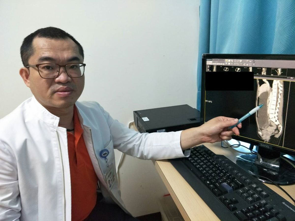 ▲小兒外科郭敏勇主任指出患者因腸阻塞導致胃脹大。（圖／童綜合醫院提供）