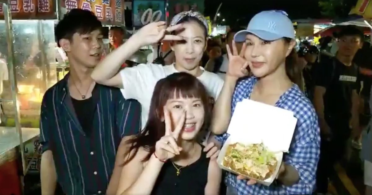 ▲利菁 9 日晚間無預警現身高雄一德夜市，民眾紛紛上前搶合照。（圖／翻攝自臉書粉專「利菁 Regine」）